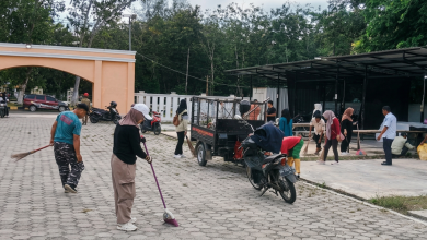 Tim P3K DLH Konawe bersihkan area Festival Jajanan Kaki Lima HUT Konawe 66