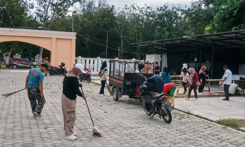 Tim P3K DLH Konawe bersihkan area Festival Jajanan Kaki Lima HUT Konawe 66